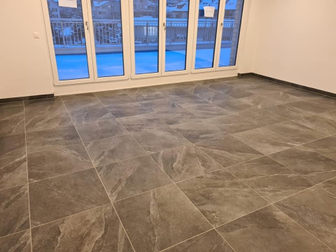 Renovierung Zürich — neu verlegter Plattenboden und renovierter Wohnraum, Totalsanierung EFH Buchs ZH