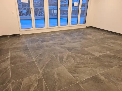 Renovierung Zürich — neu verlegter Plattenboden und renovierter Wohnraum, Totalsanierung EFH Buchs ZH