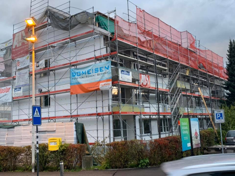 Renovierung Zürich — Fassadensanierung mit Gerüst an einem Mehrfamilienhaus in Ostermundigen