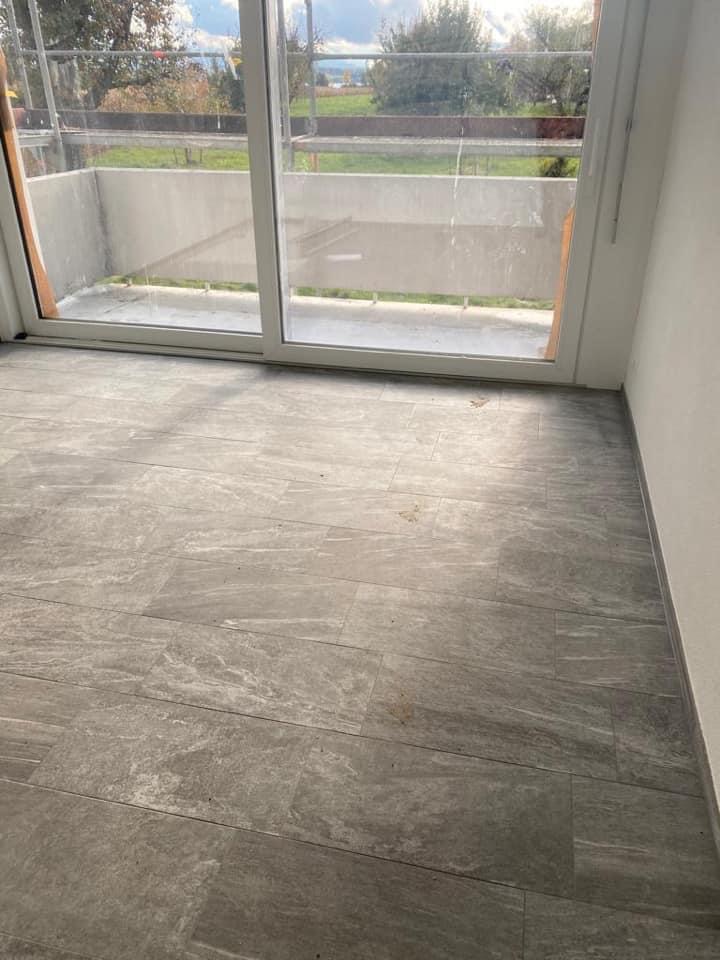 Renovierung Zürich — renovierter Raum mit neuem Bodenbelag und Zugang zum Balkon, Buchs ZH