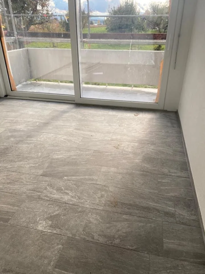 Renovierung Zürich — renovierter Raum mit neuem Bodenbelag und Zugang zum Balkon, Buchs ZH